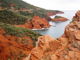 Je to zajímavě zbarvená žula