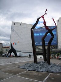 s hypermoderními skulpturami v okolí