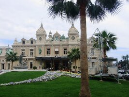 dolů ke světoznámému Casinu v Monte Carlo