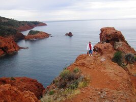 kolem těchto až křiklavě červených skalních útesů