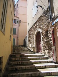 Dolů se schází úzkými uličkami