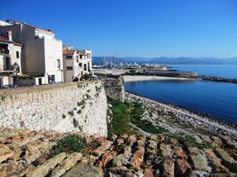 Je tu zachované opevnění města s branami, baštami a dvěma pevnostmi