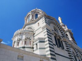 se zlatou sochou Madony na věži