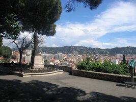 vzdálené obrysy přímořských předalpských masivů