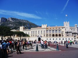 Knížecí palác je známý střídáním stráží Švýcarské gardy