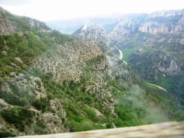 jen jako úzká stužka