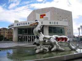 A závěrem ještě budova divadla - rovněž v netradičním duchu