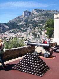 i vyhlídkovou rampou s děly a koulemi