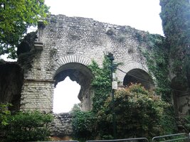 Na vrchu luxusní čtvrťti Cimiez jsou zbytky římské arény