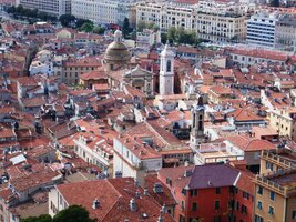 ale střed města s katedrálou sv.Reparaty vypadá celkem poklidně,