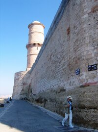 a zde pevnost Fort Saint Jean na břehu přístavního zálivu