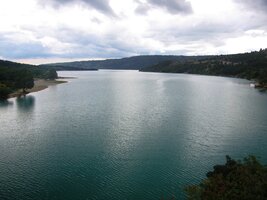 Toto je přehrada Saint Croix na řece Verdon