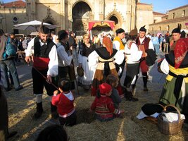 Astuřané před katedrálou